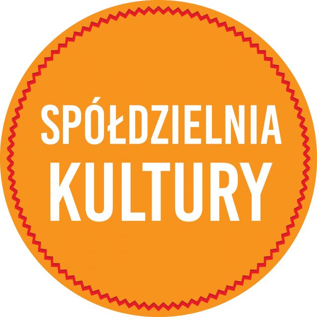 grafika promocyjna Grafika przestawia logotyp akcji. Napis "spółdzielnia kultury" jest wpisany w pomarańczowe koło, w którym wewęntrzna krawędź jest ozdobiona czerwonym szlaczkiem. Napis jest biały, drukowany, z powiększonym słowem "kultura"