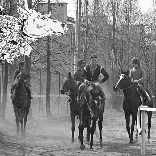 Grafika: Logo projektu krowa z ciałem zbudowanym z symboli Mokotowa na tle zdjęcia fabryki. Zdjęcie: Październik 1968, Warszawa, Polska. Zakłady Mięsne "Służewiec" przy ul. Marynarskiej. Fot. Jarosław Tarań, zbiory Ośrodka KARTA [68-184]