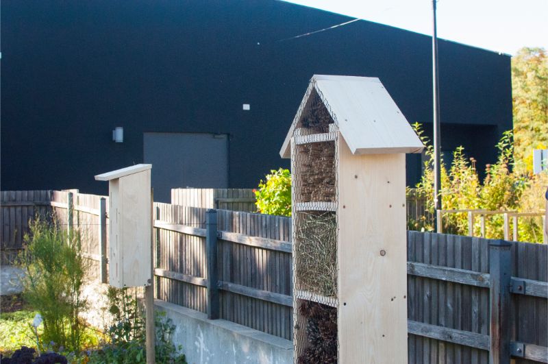 Zdjęcie przedstawia dwa, drewniane domki dla zapylaczy. Jeden przeznaczony dla motyli, drugi dla biedronek, murarek i złotooków.