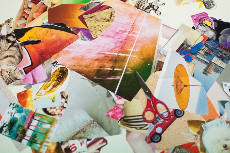Zdjęcie przedstawia wycięte elementy z gazet oraz nożyczki.