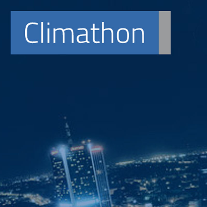 Na zdjęciu fragment panoramy Warszawy. Na górze, w lewym rogu napis Climathon.