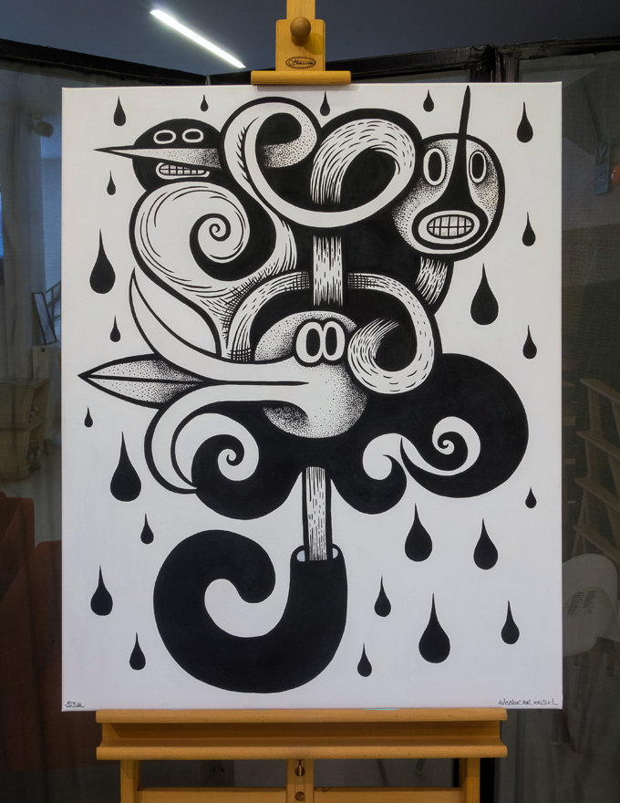 Zdjęcie czarno-białego obrazu. Na nim abstrakcyjna postać przypominająca połączenie zwierzęcia z kilkoma głowami oraz parasola. W tle widoczne krople deszczu.