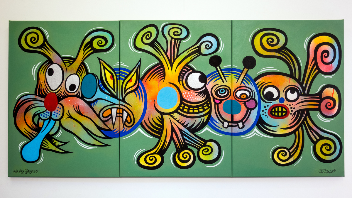 Obraz składający się z trzech części. Na wszystkich znajduje się 5 abstrakcyjnych, kolorowych postaci przypominających zwierzęta na zielonym tle. 
