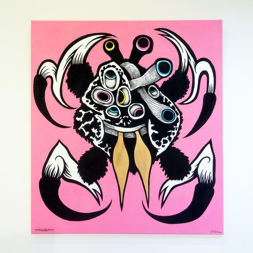 Praca przedstawia fantasmagoryczny wizerunek pająka z nieregularnie rozłożonymi oczami i ostro zakończonymi nóżkami. Praca wykonana na różowym tle.