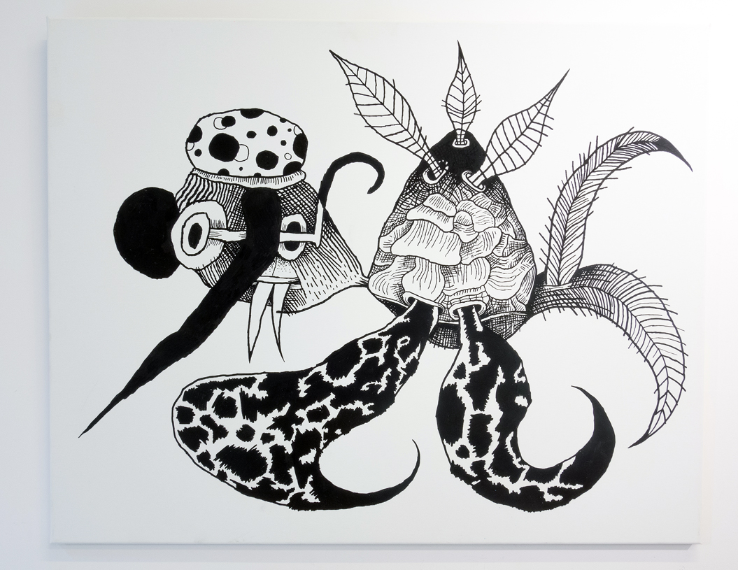 Abstrakcyjny, czarno-biały obraz stworzenia przypominającego żółwia z wystającymi kłami, długim nosem oraz liśćmi w miejscu ogona oraz wyrastającymi ze skorupy. Na głowie biała czapka w czarne grochy.