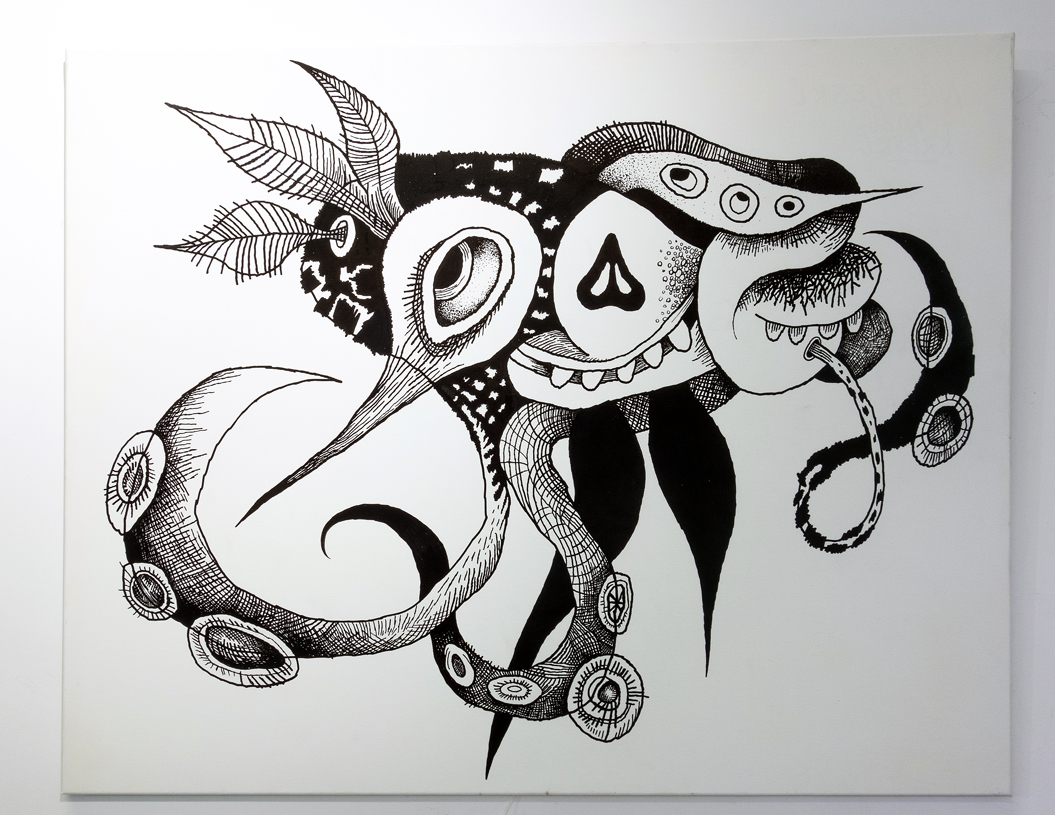 Czarno-biały obraz abstrakcyjnego stworzenia przypominającego połączenie ośmiornicy oraz pawia z liśćmi paproci na głowie. 