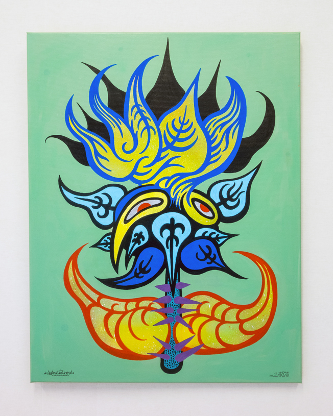 Abstrakcyjne stworzenie przypominające kolorową twarz złożoną z kształtów liści w różnym rozmiarze i rozłożeniu na zielonym tle. 