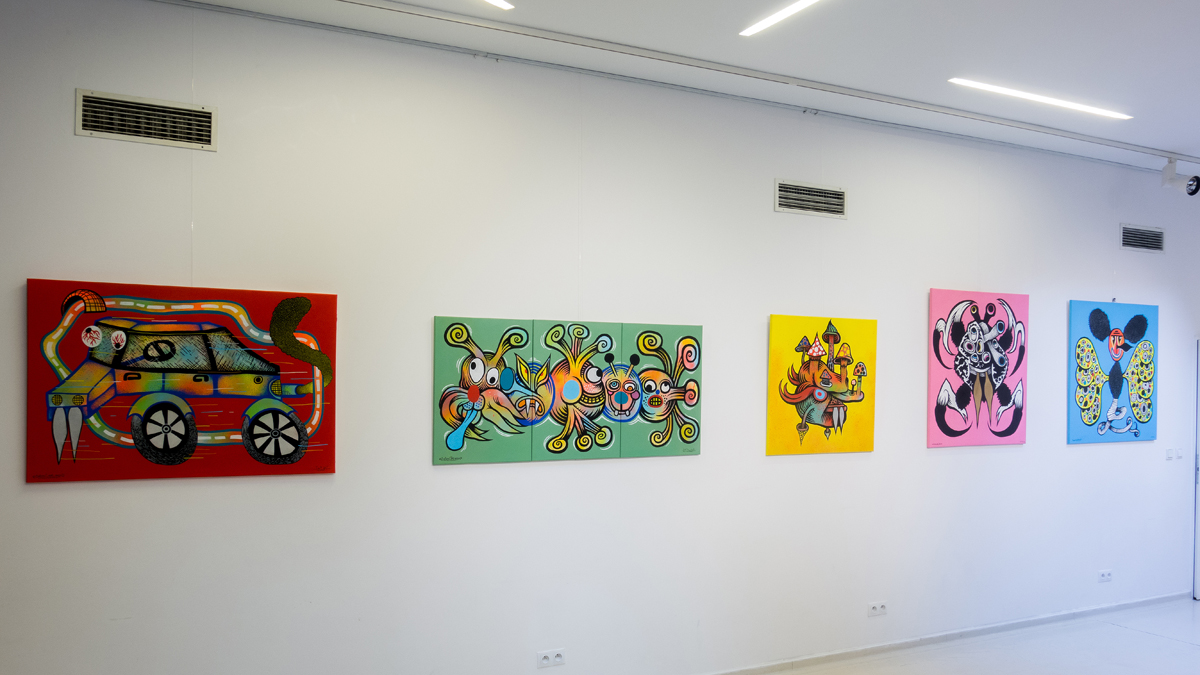 Zbiór prac Artysty pokazany w planie ogólnym Galerii - prace są opisane na dalszych zdjęciach