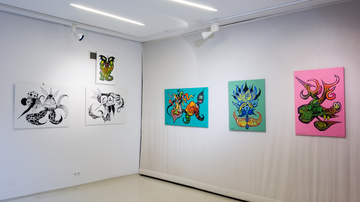 Zbiór prac Artysty pokazany w planie ogólnym Galerii - prace są opisane na dalszych zdjęciach