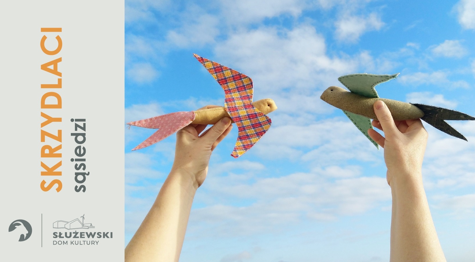 grafika promocyjna Grafika przedstawia dwa patchworkowe ptaki trzymane w dłoniach skierowane ku sobie. Ptaki są na tle nieba. Po lewej stronie logotyp SDK i tytuł projektu napisany pionowo.