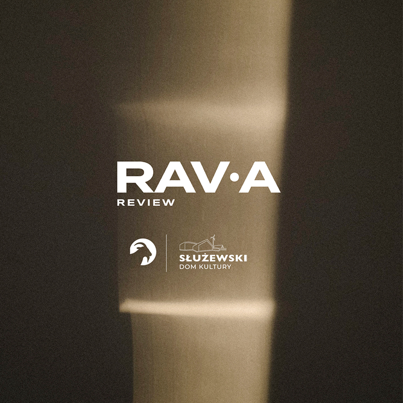 Fotografia ukazuje załamania światła w ciemnej przestrzeni. Widać światło i ciemność. Na tym tle widnieje napis ""Rava reviev"