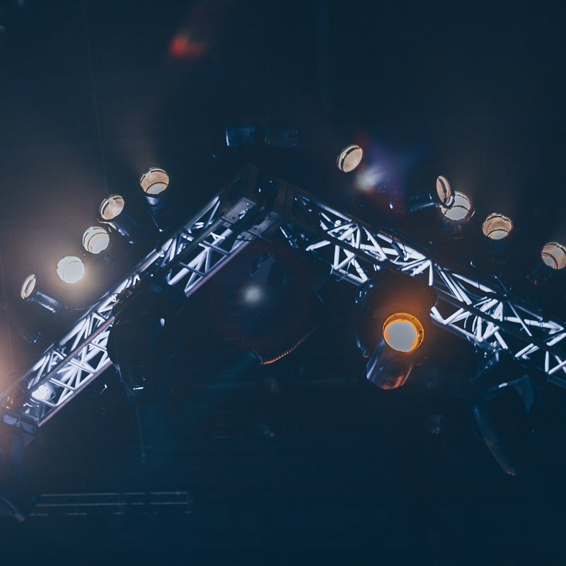 Na zdjęciu fragment uruchomionego oświetlenia scenicznego.