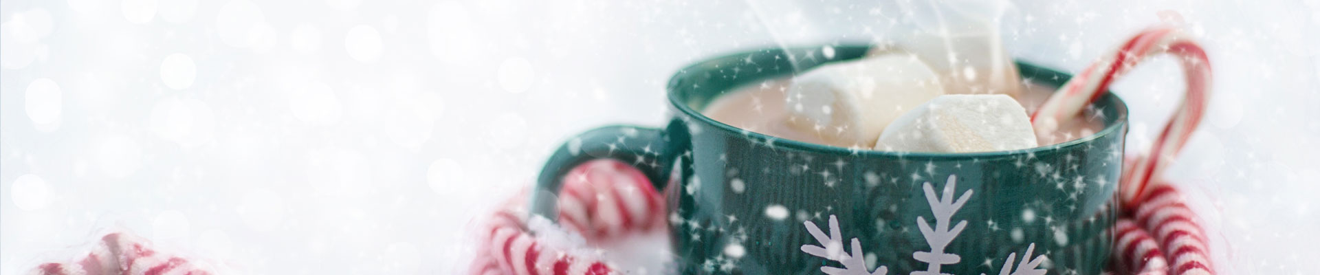 Kubek gorącej czekolady w zimowej scenerii