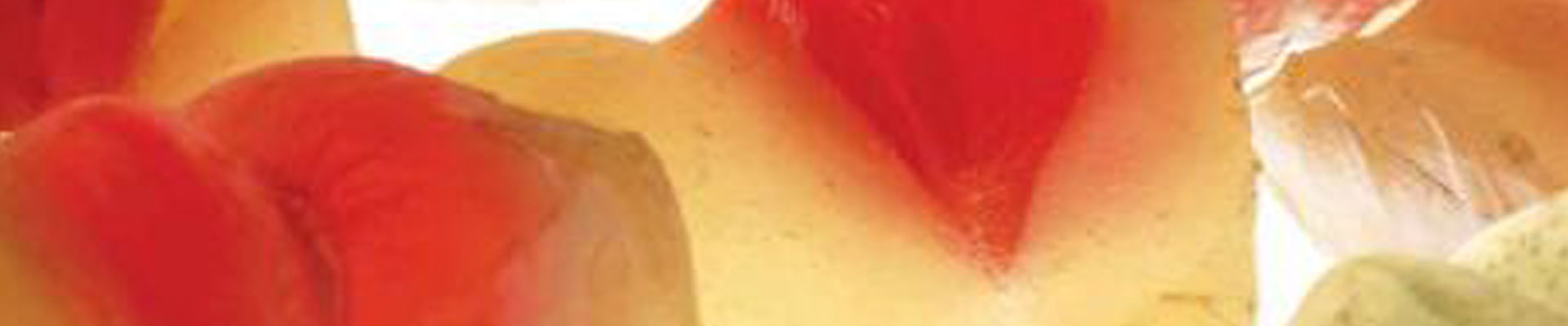 Na grafice znajduje się fragment rzeźby Aliny Szapocznikow pt „Wszystko zostawia ślad…” jest to rzeźba, której tworzywem jest żywica syntetyczna.