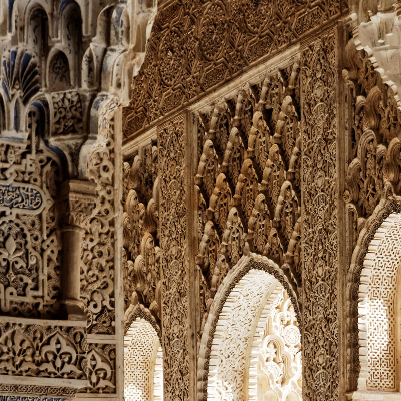 Na zdjęciu znajduje się fragment architektury Grenady. Widoczna jest ściana elewacji w odcieniach koloru brązowego. 