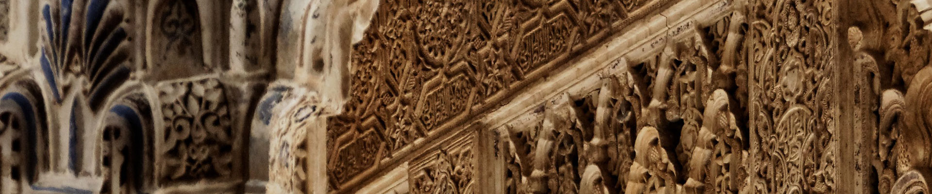 Na zdjęciu znajduje się fragment architektury Grenady. Widoczna jest ściana elewacji w odcieniach koloru brązowego. 