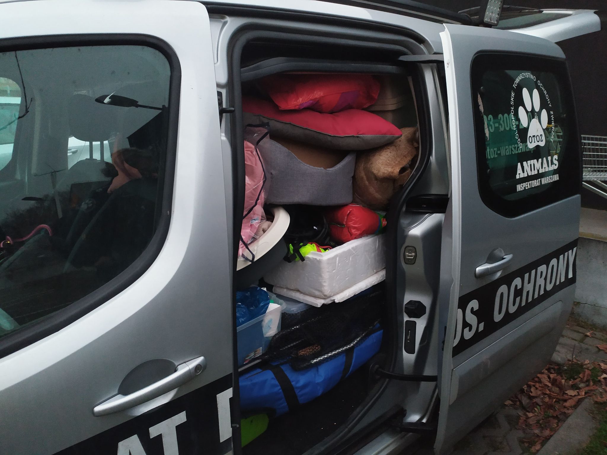 Samochód OTOZ Animals wypełniony darami od mieszkańców. Widok z drugiej strony.