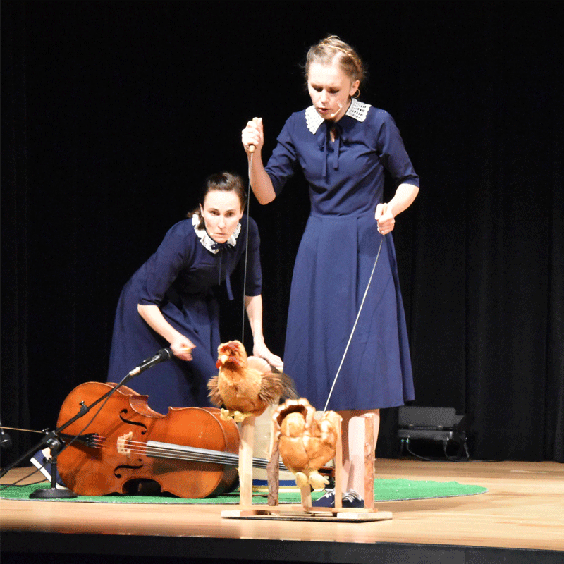 kadr ze spektaklu. Na zdjęciu kobieta i lalka na scenie